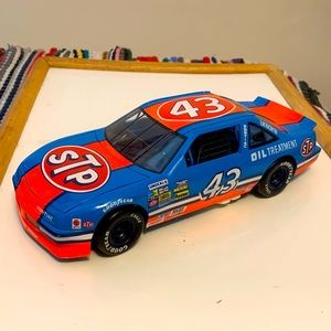 Vintage Richard Petty NASCAR 1/18 ERTL STP Pontiac Grand Prix